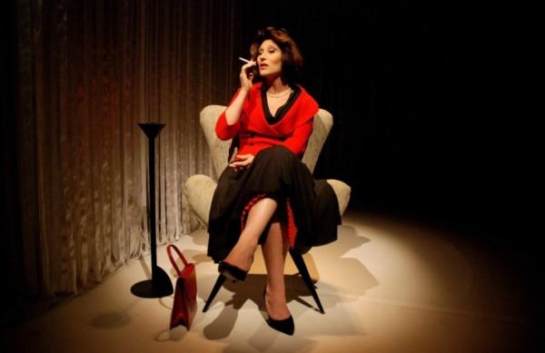 A atriz Beth Goulart em cena da peça 'Simplesmente Eu, Clarice Lispector' (Divulgação)
