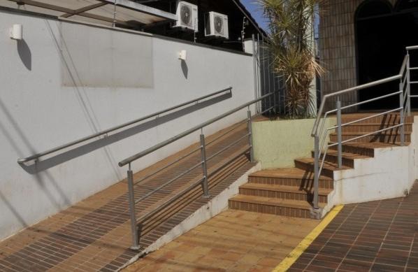 Rampa de acesso para deficientes em prédio na Avenida 9 de Julho (Sérgio Masson/AAN)