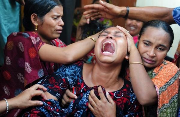Parentes reagem depois de identificar o corpo de um ente querido morto no desabamento do prédio da semana passada em Savar, nos arredores de Dhaka (France Presse)
