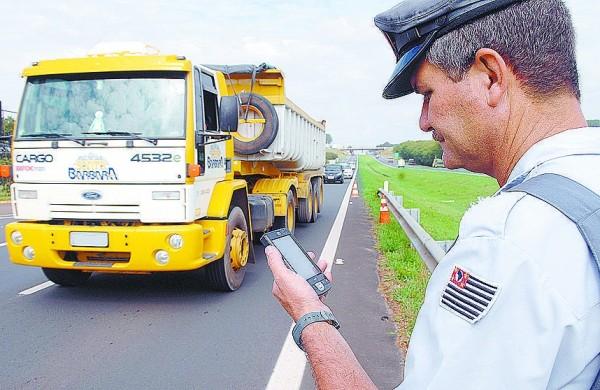 Policial rodoviário monitora trânsito de rodovia na região de Piracicaba (Antonio Trivelin/AAN)