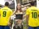 Letícia Colin posa para foto ao lado de jogadores com uniforme da seleção (Daniela Nader)
