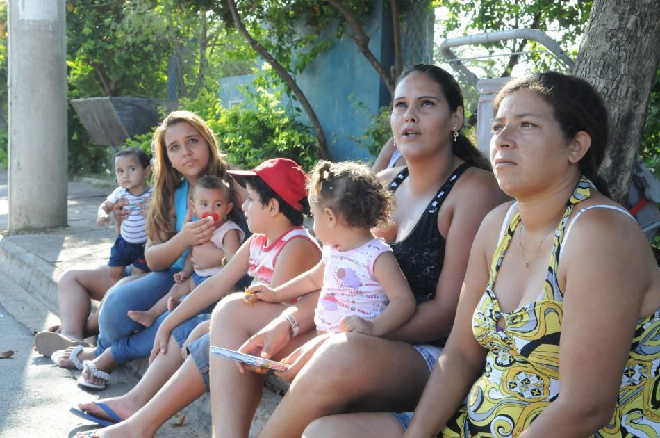 Mães com seus filhos em frente à creche Pica-Pau, no Jardim Aeronave: frustração pela perda do espetáculo (Edu Fortes/AAN)