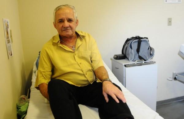 Maurício Valente colou reportagem do Correio que retrata sua história na parede do leito do hospital Ouro Verde, onde vive há 6 meses (Elcio Alves/AAN )
