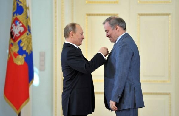 Presidente russo Vladimir Putin entrega prêmio ao maestro Valery Gergiev, durante a cerimônia em São Petersburgo  (France Press )