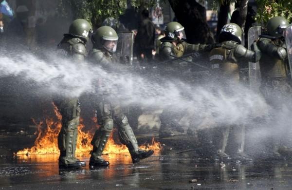 Policiais chileno tentam conter manifestantes neste Primeiro de Maio (France Press)