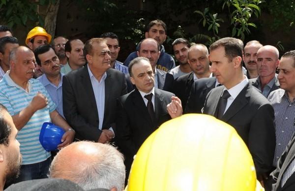 Assad discursando aos funcionários (France Press)