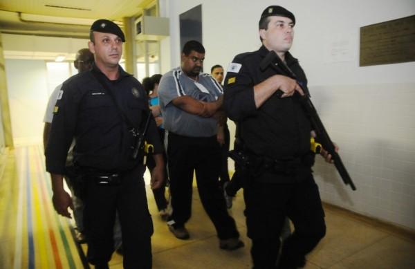 Guardas municipais escoltam mesário com urna escondida dentro da blusa no Hospital Mário Gatti (Camila Moreira/AAN )