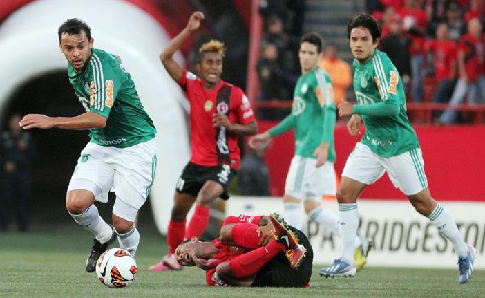 Com Castillo, do Tijuana, no chão, Charles ganha a jogada: Verdão consegue um bom resultado (Ramiro Fuentes/France Press)