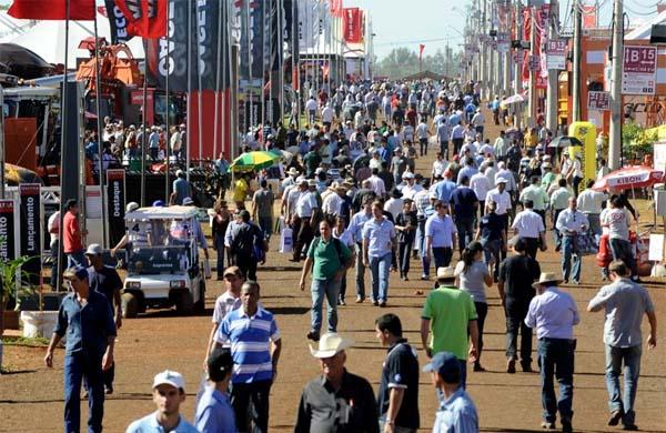 Estima-se que ao menos 50 mil visitantes estão nas áreas de exposição e demonstração de campo (Divulgação)