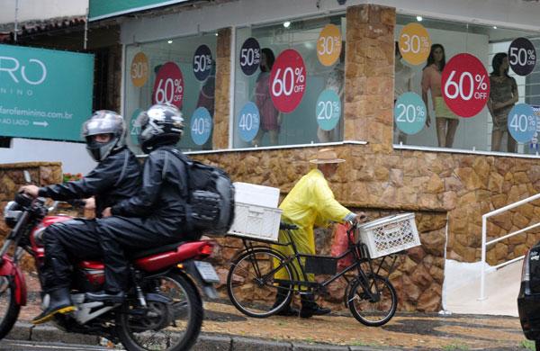 Dia de chuva em Campinas todos se protegem (Dominique Torquato/AAN)