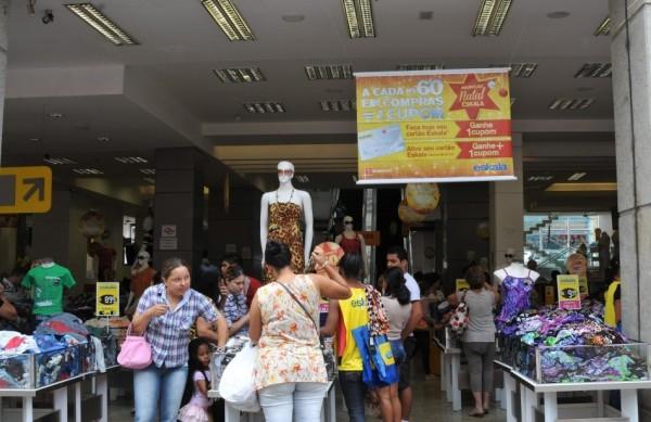 Consumidores em loja do Centro da cidade, que hoje estará fechada (Dominique Torquato/AAN )
