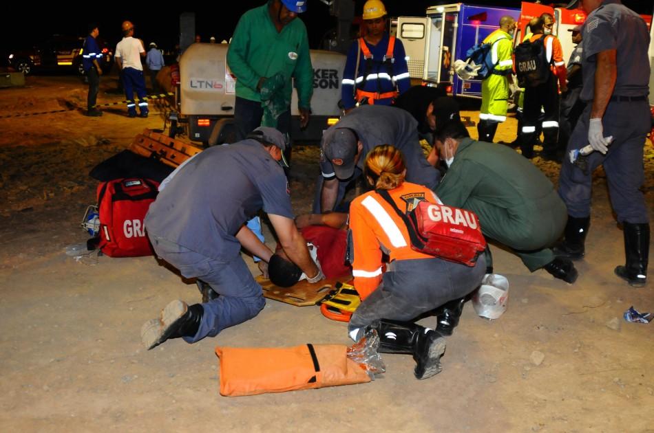 Socorristas fazem atendimento a um dos funcionários feridos no acidente (Elcio Alves/AAN)