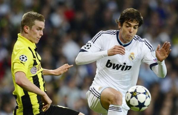 Kaká (à dir.), do Real Madrid, disputa lance com Bender, do Borussia Dortmund (France Press)
