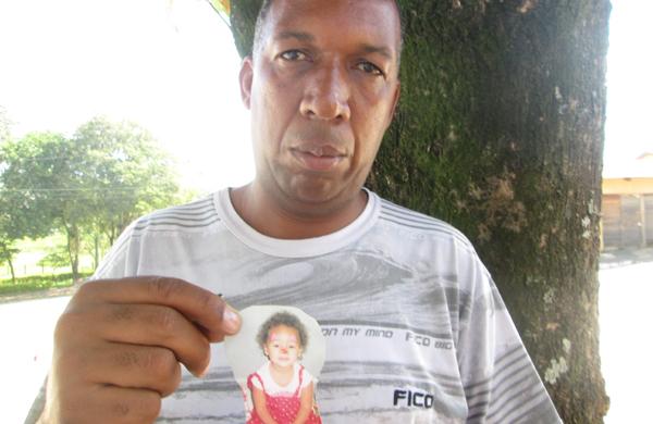 Tio da menina, o gerente Jorge Rodrigues, segura a foto dela (Alenita Ramirez/AAN)