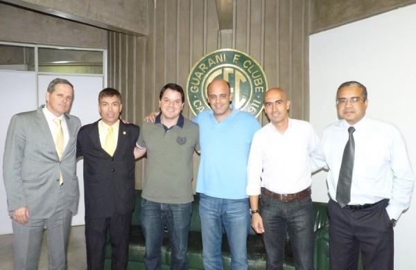 Tarcísio Pugliese ao lado do presidente Álvaro Negrão e diretores do Guarani: sexto colocado com a Caldense no Campeonato Mineiro (Divulgação)