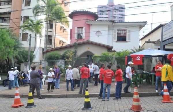 Movimentação de eleitores e participantes do pleito na sede do Sindicato dos Servidores Municipais (Dominique Torquato/ AAN)