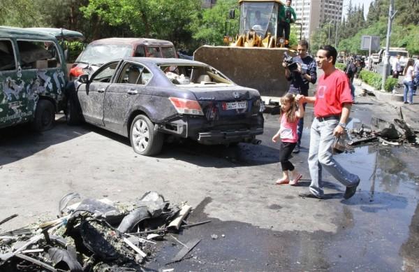 Carro do primeiro-ministro sírio Wael al-Halaqi ficou destruído após atentado  (France Press)