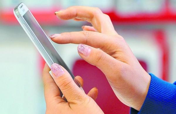 Consumidora sul-coreana testa o novo S4, que passa as páginas conforme a leitura ou interrompe vídeos quando o usuário olha para o lado (Kim Jae-Hwan/France Press)