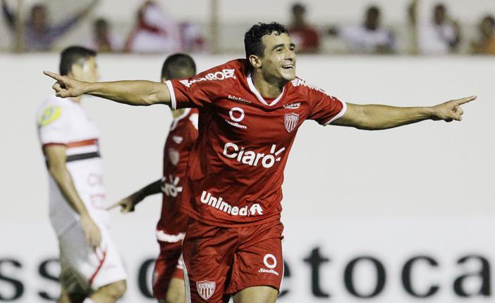 Henrique fez três gols na partida: Mogi Mirim está na semifinal do Paulistão (Nelson Antoine/AE)