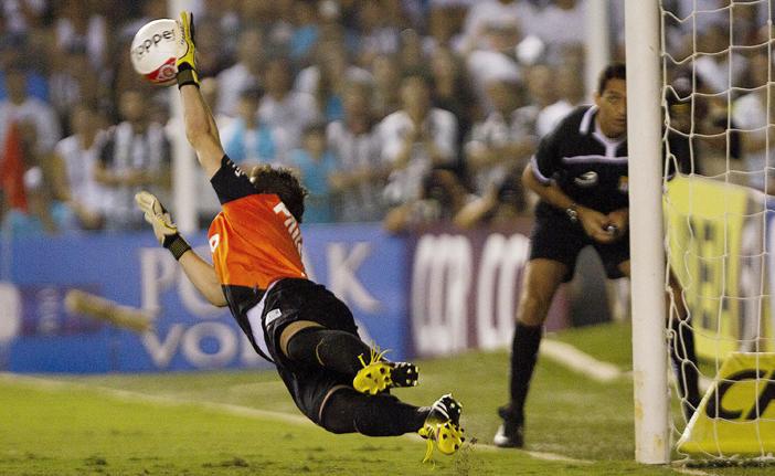 Rafael defende a cobrança de Leandro: goleiro foi o grande herói da classificação do Santos (Leandro Martins/AE)