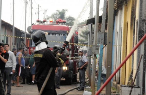 Bombeiro tenta apagar incêndio: região precisa se unir (Cedoc/RAC)