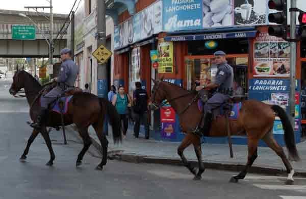 Policiais fazem patrulhamento a cavalo em rua da região do Botafogo: moradores reclamam de crimes (Rodrigo Zanotto/ Especial para AAN)