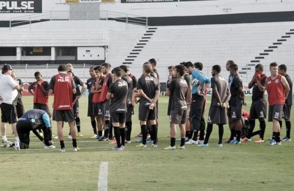 Guto Ferreira conversa com os jogadores: técnico da Macaca ressalta que adversário já deve ter todas informações ( Leandro Ferreira/AAN)