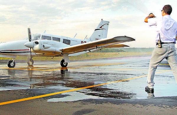 Amaral Capranico, da Brigada de Incêndio, batiza a aeronave bi-motor Seneca (Del Rodrigues/AAN)