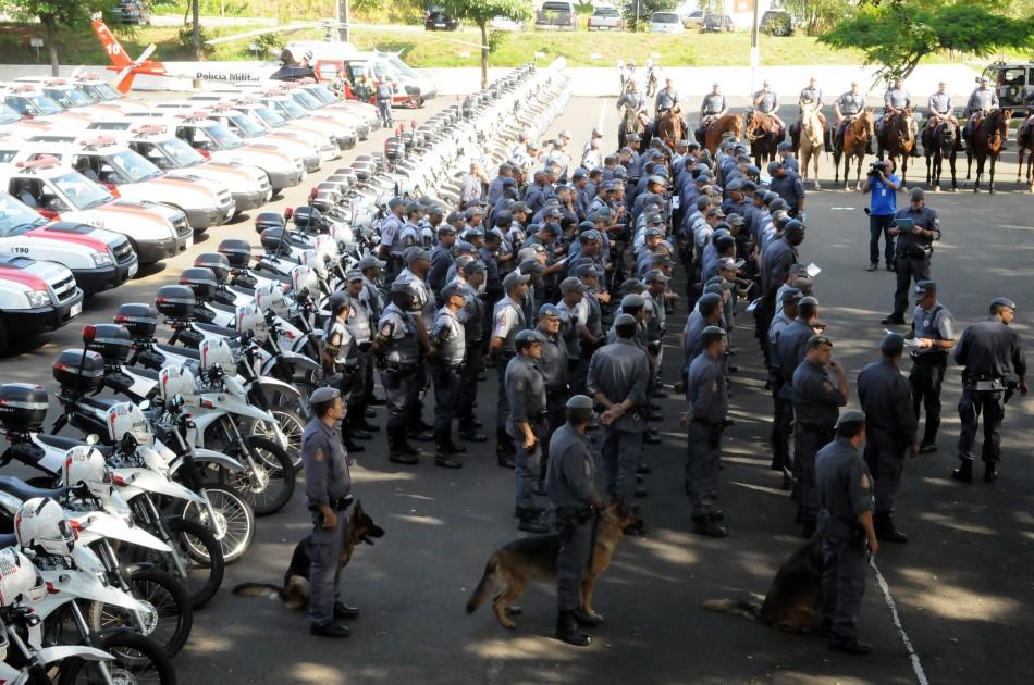 Policiais militares reunidos em batalhão no início da operação (Edu Fortes/AAN)
