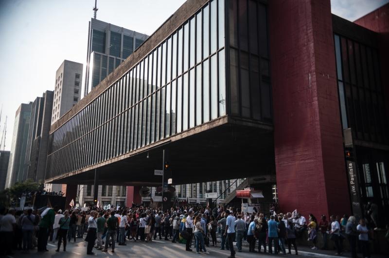 Os professores da rede pública do estado de São Paulo fecharam as seis pistas da Avenida Paulista, no centro de São Paulo (Agência Brasil)