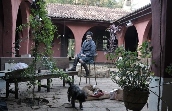 A atriz Carla Tausz posa no teatro do Instituto Hilda,  no qual será encenado o espetáculo 'Jozú, o Encantador de Ratos' (Leandro Ferreira/AAN)