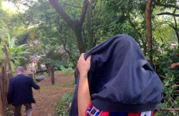Suspeito mostra à polícia o local em que teria jogado a arma do crime (Reprodução)