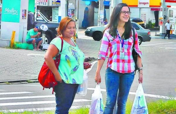 Maria Quirino aceitou de bom grado a ajuda para carregar as compras até o ponto de ônibus (César Rodrigues/AAN)