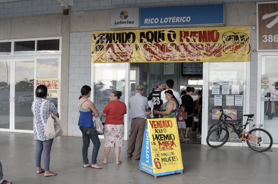 Movimento na lotérica Rico Sorte aumentou após a premiação sair lá (Leandro Ferreira/AAN)