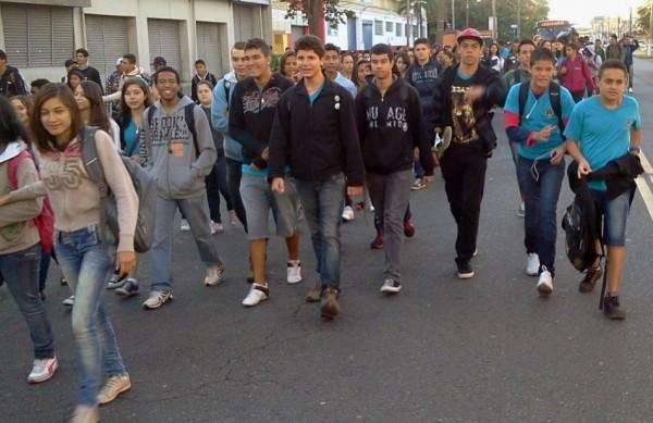 Estudantes protestam pelas ruas da cidade (Dorinaldo Oliveira/ Correio Popular)