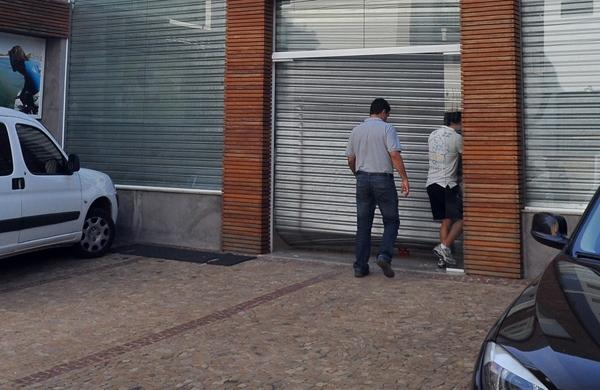 Bandidos usam veículo para arrombar a porta dos estabelecimentos (César Rodrigues/ AAN)