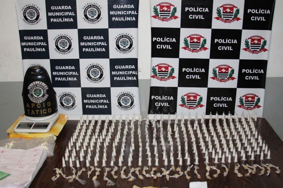 Foram apreendidos 345 pinos de cocaína e 80 pedras de crack (Divulgação/Guarda Municipal)