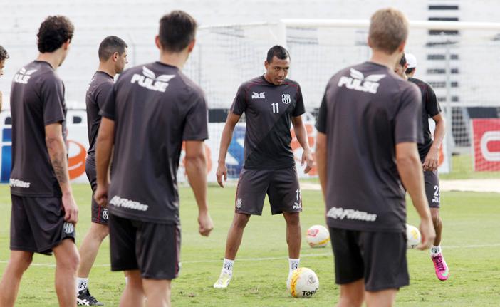 Ramirez (nº 11) ficou chateado por ficar fora do confronto: ainda não decidiu se vai ficar na arquibancada (Rodrigo Zanotto/Especial para a AAN)