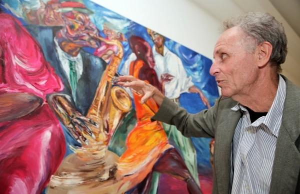 O pintor Egas Francisco junto à sua tela 'Fúria dos Cardeais'  (Rodrigo Zanotto/Especial para AAN)