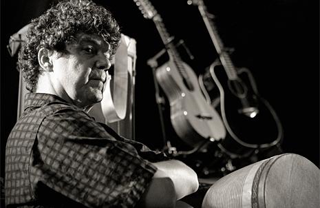 O músico e percussionista Dalga Larrondo, um dos integrantes da banda Hos Tios (Divulgação)