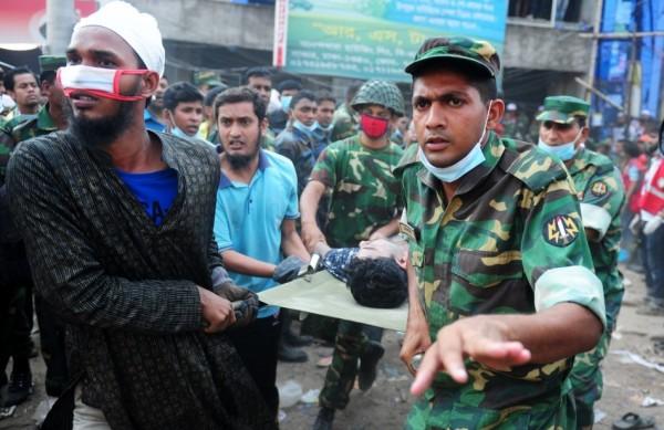 As equipes de resgate encontraram nesta sexta-feira (26) 50 pessoas vivas sob os escombros do prédio que desabou na periferia da capital de Bangladesh (France Presse)