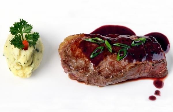 O Entrecôte sauce Bordelaise, ou contrafilé a Bordalesa, agrada o paladar (Divulgação)