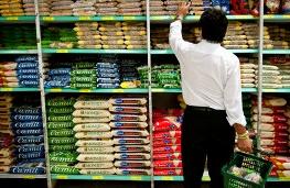 Mais pobres cortam em 11% compra de produtos básicos (Agência Brasil)
