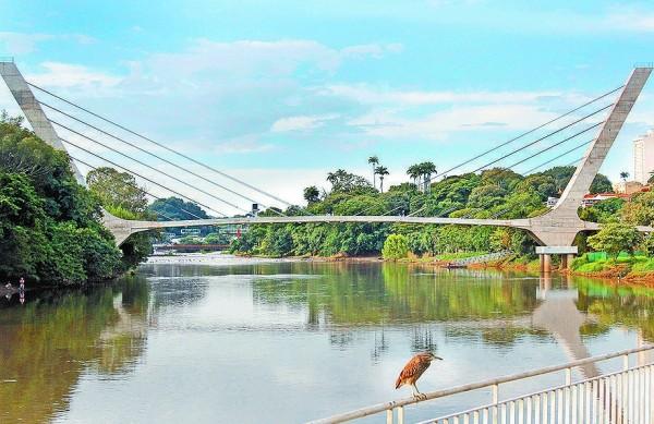 A passarela estaiada, sem pilares intermediários, está praticamente concluída (Del Rodrigues/AAN)