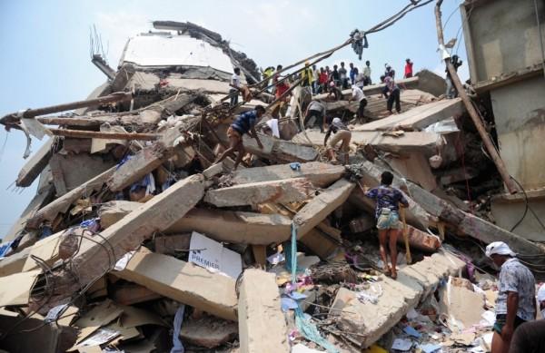 O edifício Rana Plaza, que além das unidades de confecção, também abrigava um mercado e um banco, desabou às 9h da quarta-feira  (France Press)