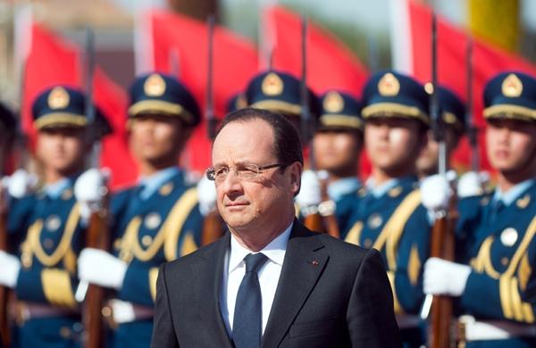 Presidente francês, François Hollande durante revista em guarda chinesa (France Press)