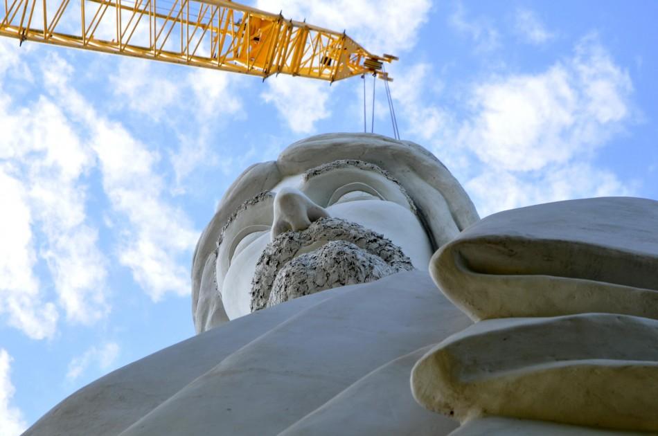 Guindaste de R$ 400 mil foi usado para içar Cristo Redentor ao pedestal (Sérgio Masson/AAN)