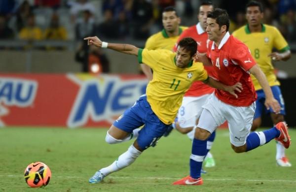 Neymar sofre falta durante jogo amistoso da seleção brasileira contra o Chile (France Press)