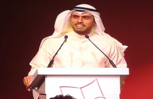 O kuwaitiano Saud Alsanousi durante a cerimônia de entrega do prêmio do International Prize for Arabic Fiction (Divulgação)
