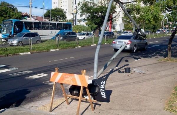 Semáforo deve ser trocado ainda nesta manhã; agentes da Emdec estão no local (Dorinaldo de Oliveira/Correio Popular)
